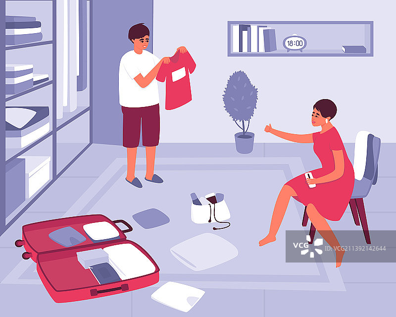 在帮助下打包行李箱准备旅行的男人图片素材