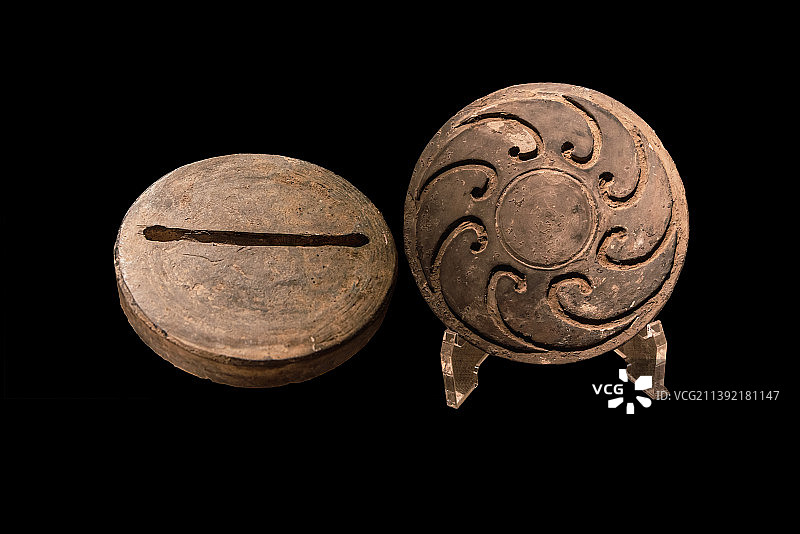 中国夏代文物，旋涡纹灰陶饼图片素材