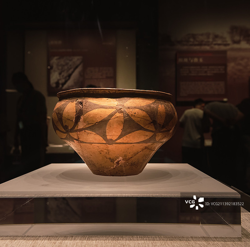 中国新石器时代仰韶文化：花瓣纹彩陶钵图片素材