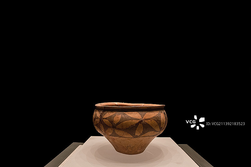 中国新石器时代仰韶文化：花瓣纹彩陶钵图片素材