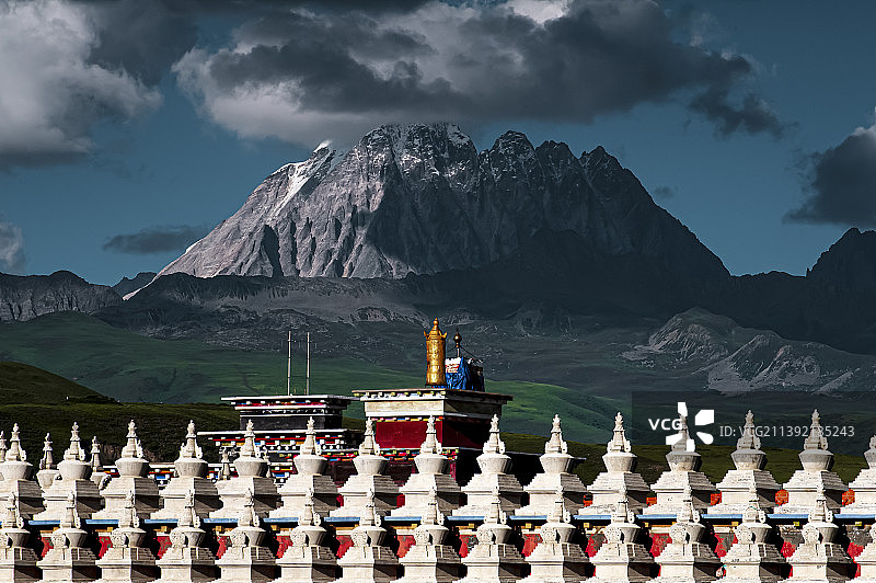 雅拉雪山下的白塔群图片素材