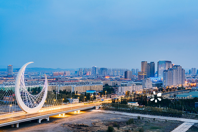 中国内蒙古赤峰城市银河大桥天际线夜景风光图片素材