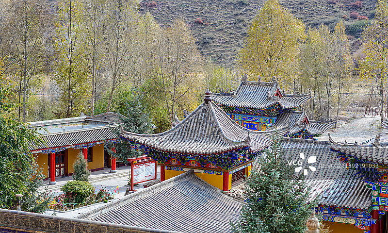 甘肃省张掖市马蹄寺，集石窟艺术、祁连山风光和裕固族风情于一体的旅游区图片素材