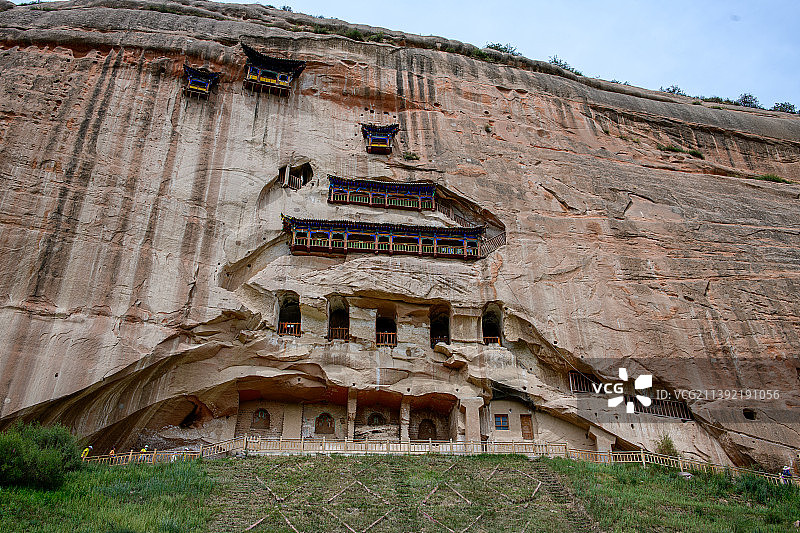 甘肃省张掖市马蹄寺，集石窟艺术、祁连山风光和裕固族风情于一体的旅游区图片素材