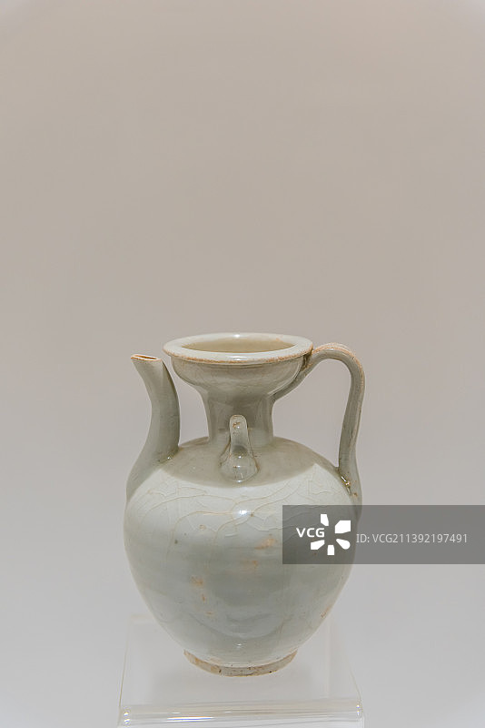 元代白釉盘口壶图片素材