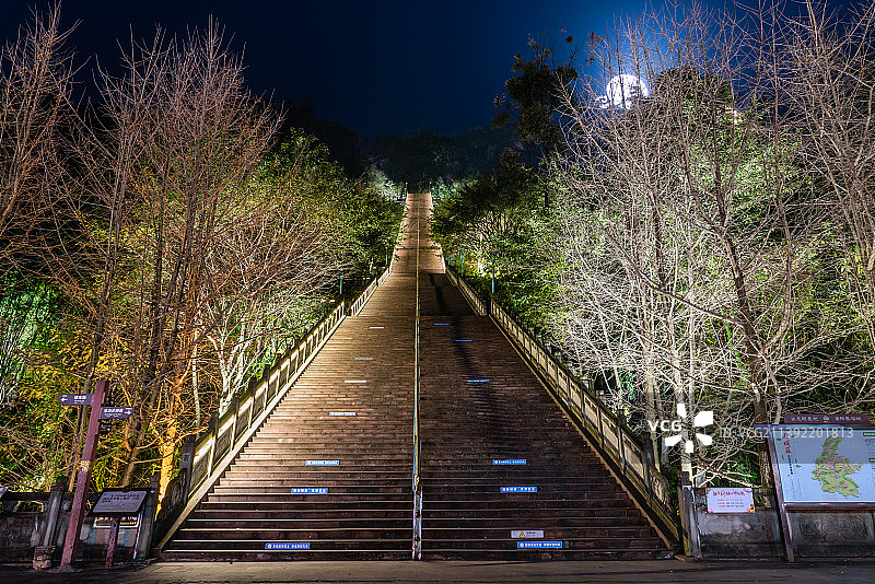 中国四川雅安金凤山公园的西蜀天梯夜景图片素材