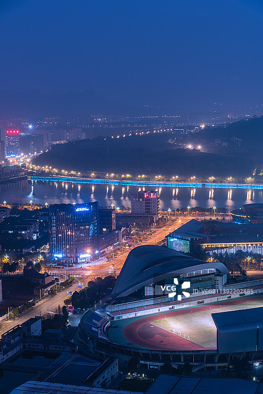 俯视中国四川雅安城市建筑夜景图片素材
