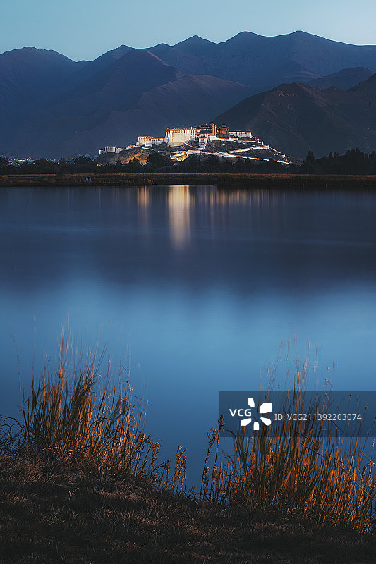 布达拉宫与拉鲁湿地图片素材