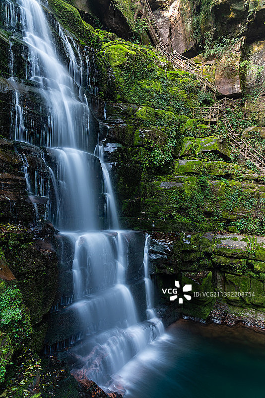 中国四川雅安碧峰峡风景区的白龙潭瀑布图片素材