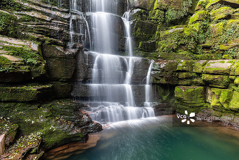 中国四川雅安碧峰峡风景区的白龙潭瀑布图片素材