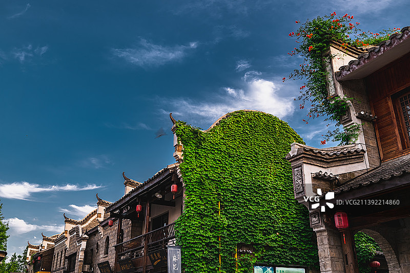 蓝天白云，传统中式建筑，墙上的藤蔓图片素材
