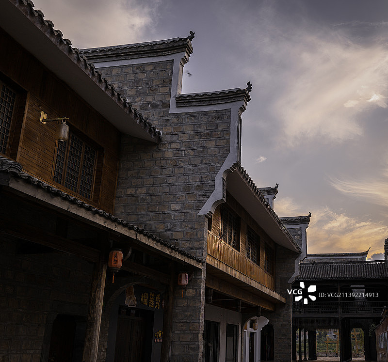 黄昏时分的中式传统建筑图片素材