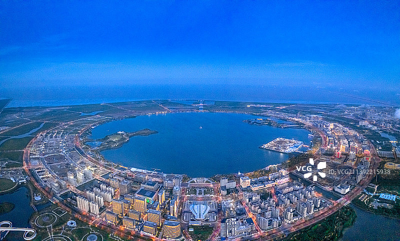 滴水湖全景 临港新片区南汇新城夜景 鸟瞰星空之镜海绵公园 环形城市规划图片素材