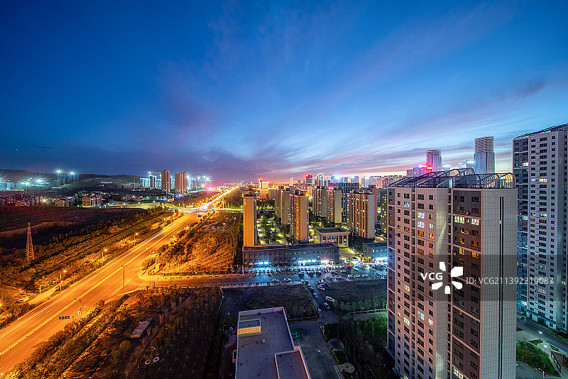 乌鲁木齐市头屯河区经济技术开发区城市道路日落夜景图片素材