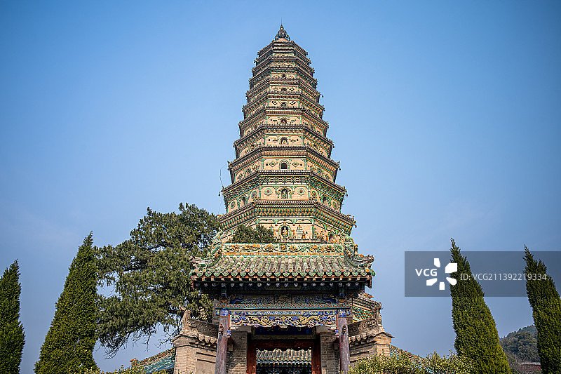 山西临汾洪洞广胜上寺山门和琉璃塔全景图片素材