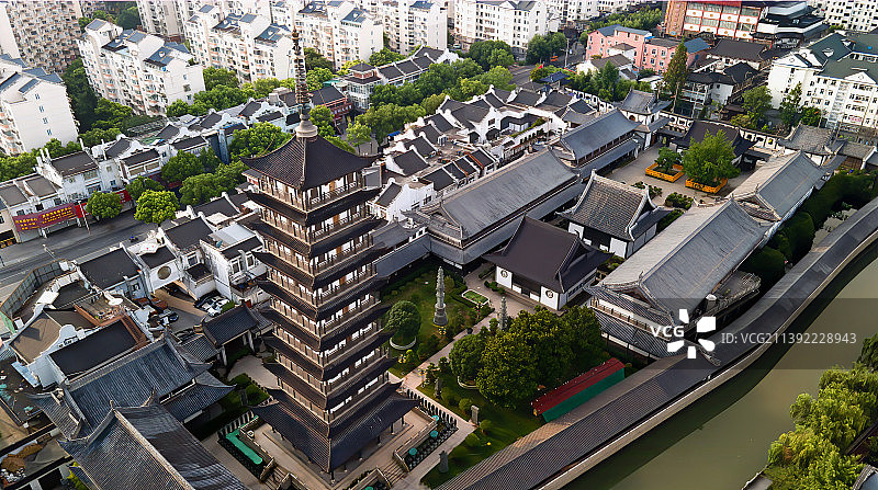 城市间有一座佛寺真如寺原名万寿寺，又称“大庙”图片素材