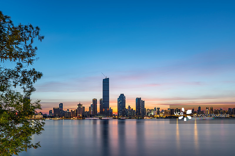 蓝调的长江北岸（汉口滨江）图片素材