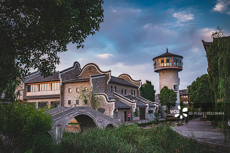 黄昏时分的古村落图片素材