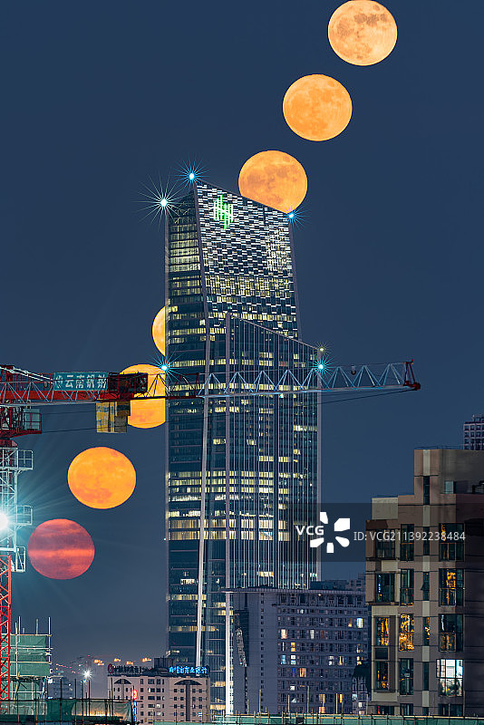 昆明地标恒隆广场和超级大月亮图片素材