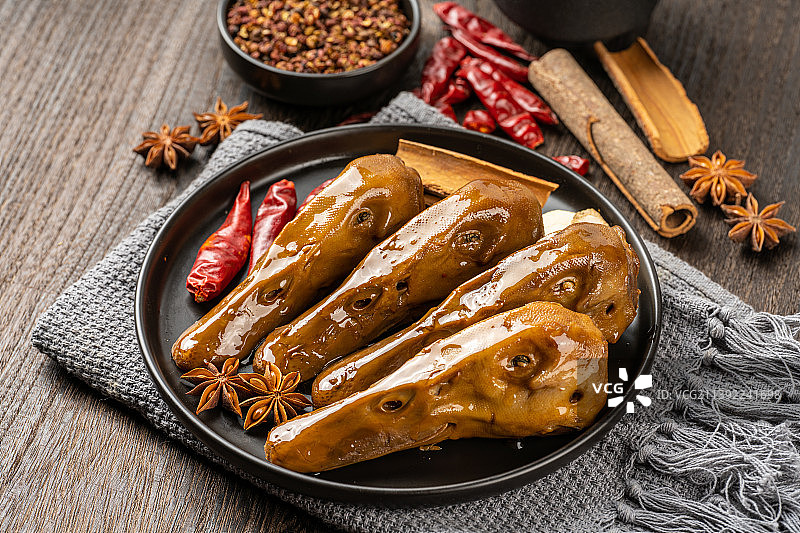 传统美食卤鸭头图片素材