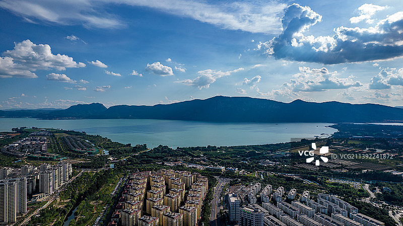 航拍昆明滇池与西山睡美人全景图片素材