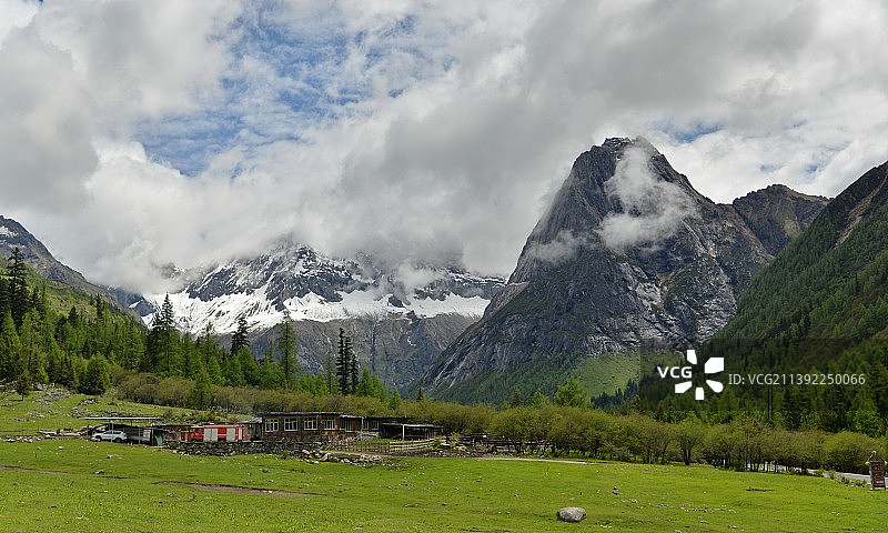 布达拉峰下的雪山观景台，成都周边盛夏避暑胜地之一，四姑娘山，素有东方瑞士之称图片素材