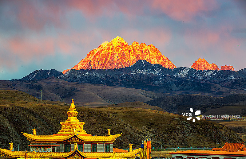 佛光耀神山｜塔公寺日落金光照耀雅拉雪山图片素材