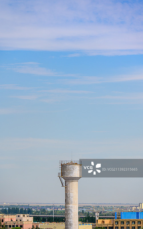 蓝天白云下的水塔图片素材