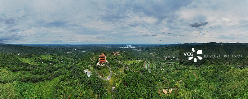 航拍春天的成都丹景山观景台和三岔湖合影图片素材