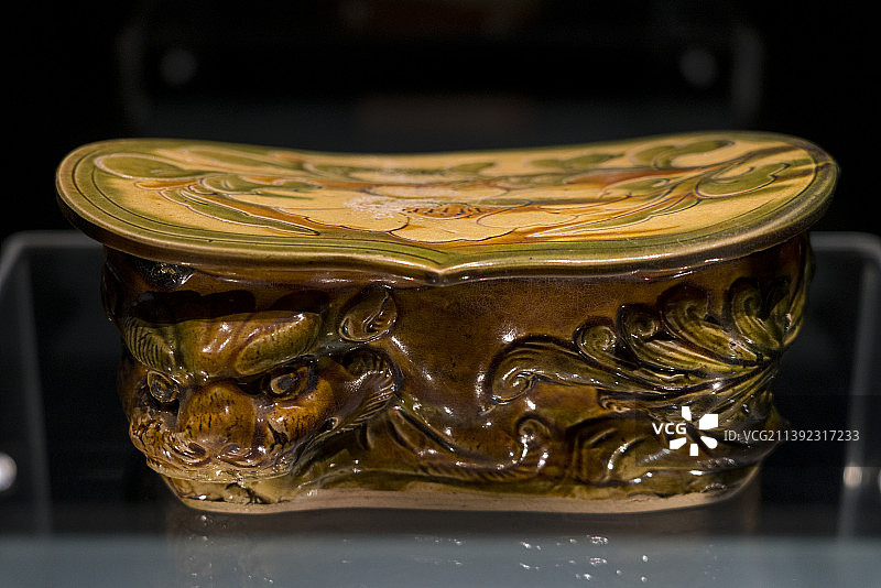 郑州市博物馆宋代文物三彩卧狮形枕图片素材