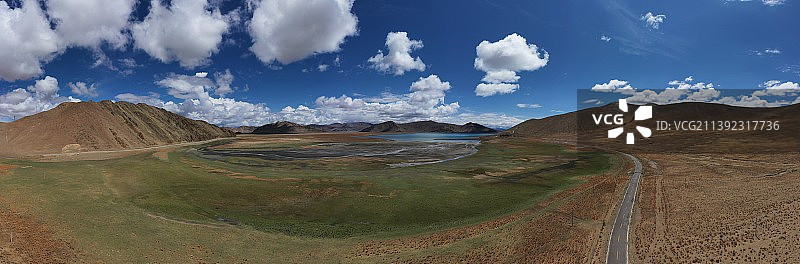羊卓雍措湖畔牧场全景图片素材