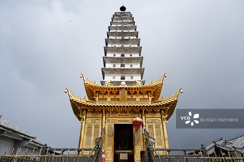大理鸡足山金顶寺金殿白塔图片素材