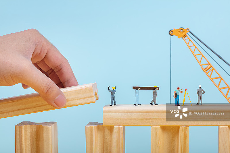 微缩创意进行基建搭桥的工程师图片素材