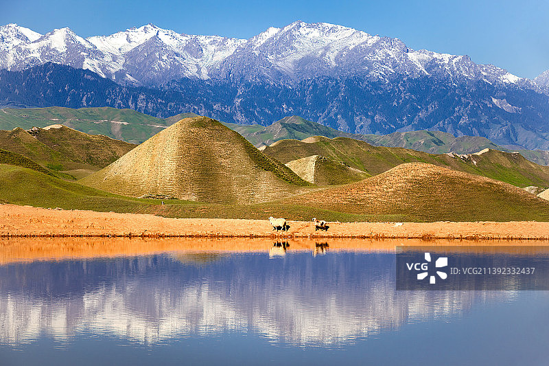 新疆S101 省道石河子紫泥泉的雪山丘陵湖泊自然风光图片素材