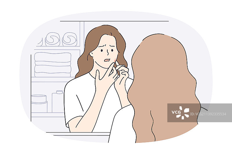 照镜子为粉刺苦恼的悲伤女人图片素材
