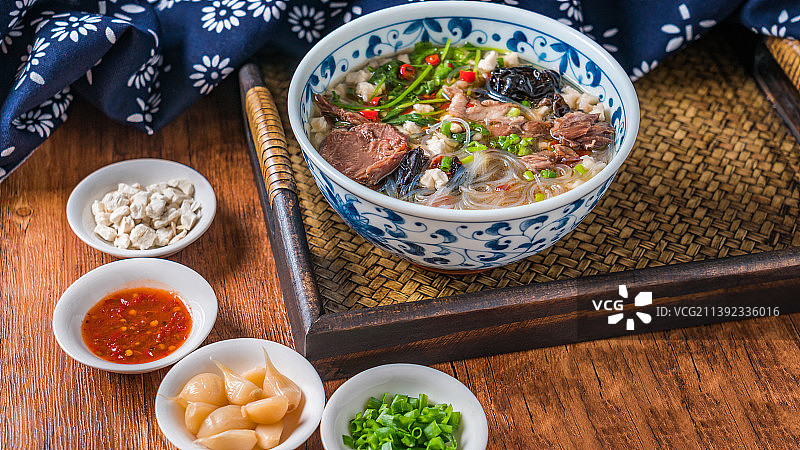 放在木桌上的一碗陕西西安美食羊肉泡馍图片素材