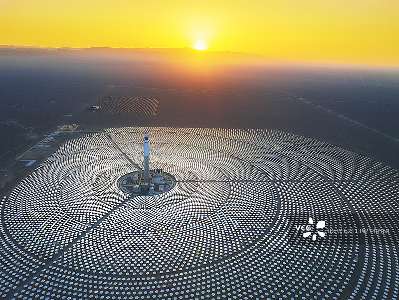 新疆伊吾淖毛湖光热光伏发电站图片素材