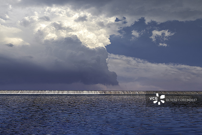 郑州西流湖上空的云图片素材