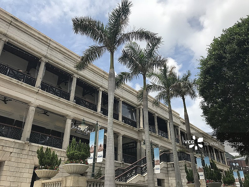 蓝天白云下的香港赤柱美利楼图片素材