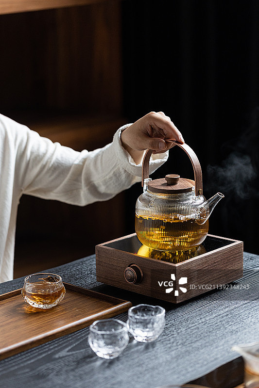 茶桌煮茶沸腾提梁壶电陶炉图片素材