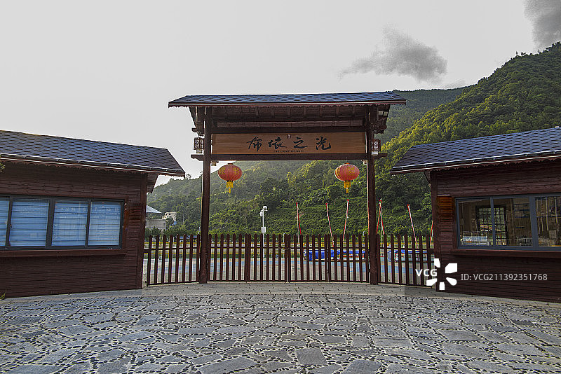 贵州山区一座民族自治县小县城，中华布依第一县贵州黔西南册亨县县城风光图片素材