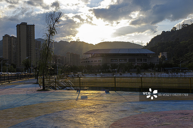 贵州山区一座民族自治县小县城，中华布依第一县贵州黔西南册亨县县城风光图片素材