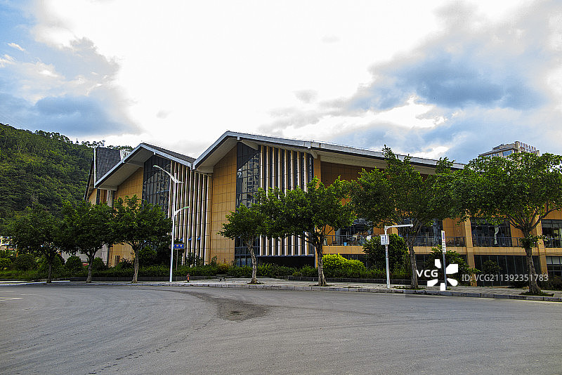 贵州山区一座民族自治县小县城，中华布依第一县贵州黔西南册亨县县城风光图片素材