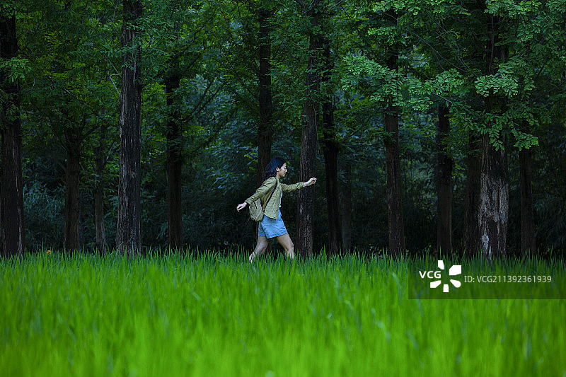 青年女子在户外郊区游玩，享受大自然图片素材