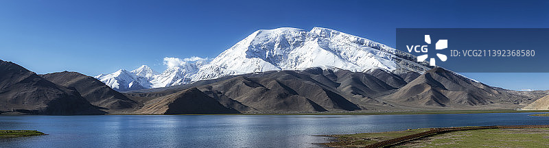 中国新疆南疆帕米尔高原慕士塔格峰喀拉库勒湖塔什库尔干图片素材