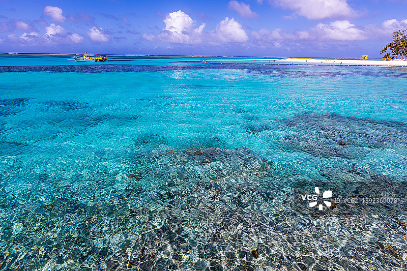 美属塞班的军舰岛清澈海水图片素材