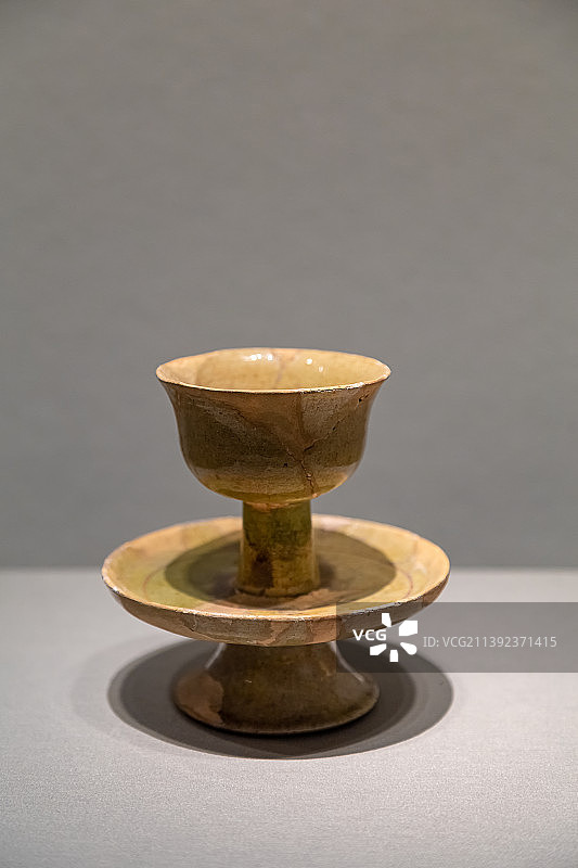 黄绿釉瓷托杯图片素材