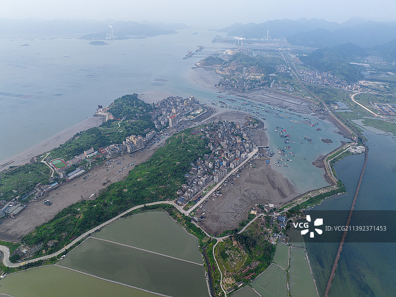 无人机视角，航拍连江可门港滩涂上的铁路图片素材