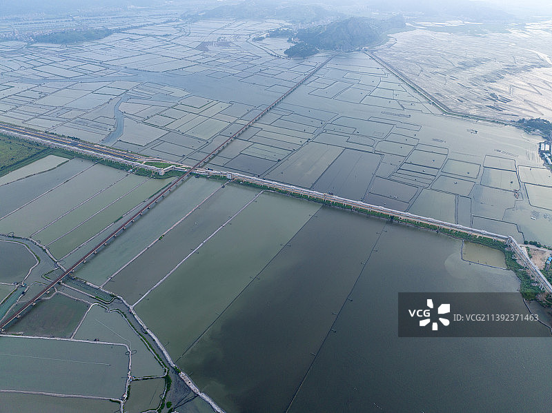 无人机视角，航拍连江可门港滩涂上的铁路图片素材