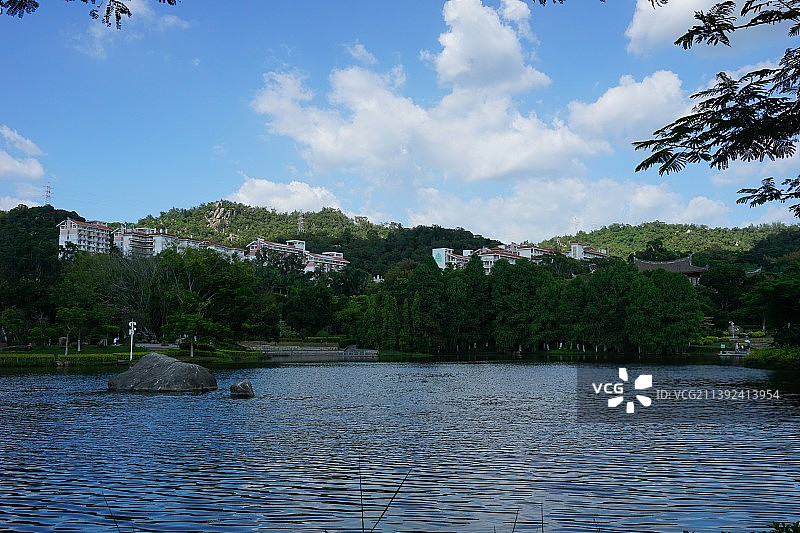 厦门大学芙蓉湖, 蓝天白云下的湖光山色, 壁纸主题图片素材